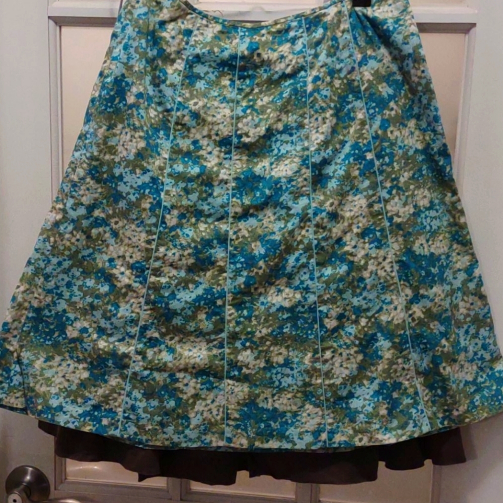 This is a women's size 6 Ann Taylor cotton skirt